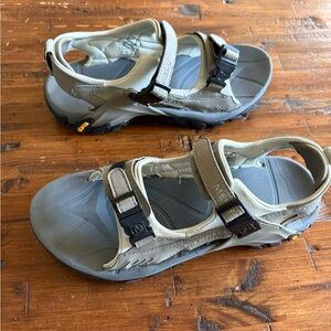 Merrell men’s size 8 Outback taupe sandals